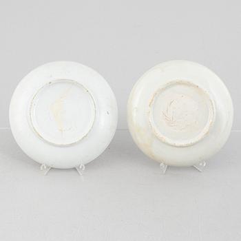 Fat, två snarlika, porslin, Kina, Mingdynastin (1368-1644).