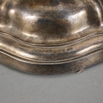 PARTI SILVER, 1900-tal, Tyskland och England. 6 delar varav 4 ljusstakar, 1 borste och 1 bordsspegel.