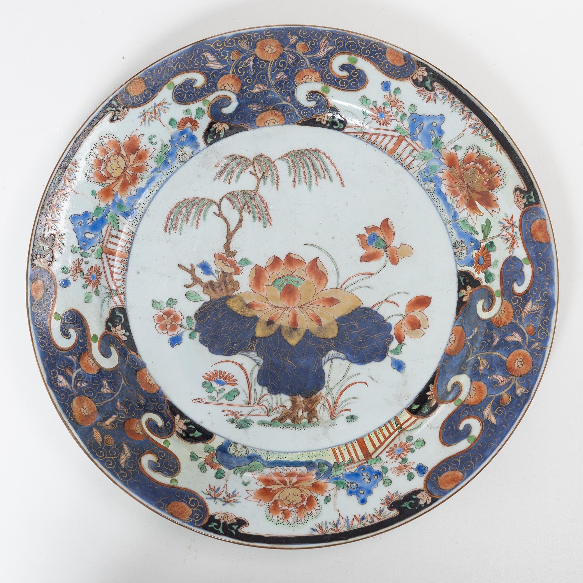 Praktfat, porslin, Kina, Qingdynastin, Kangxi (1662-1722).
