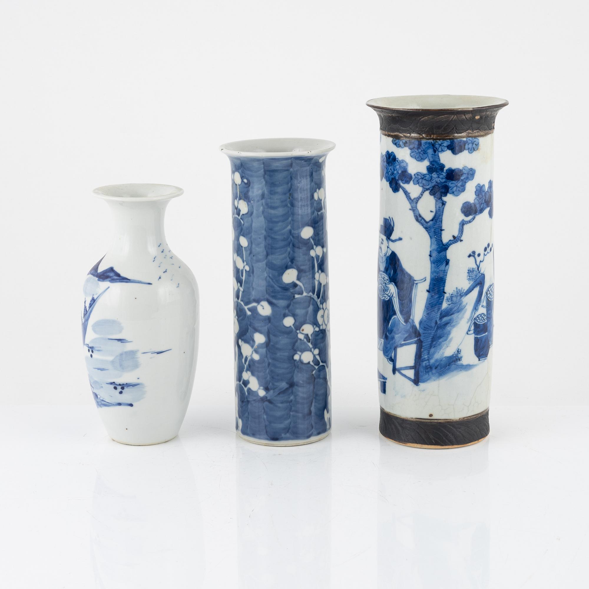 Three Chinese porcelian vases, early 20th Century.