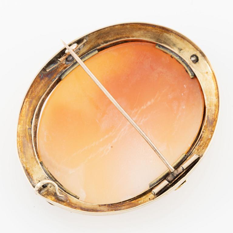 Brooch, 14K gold with shell cameo.