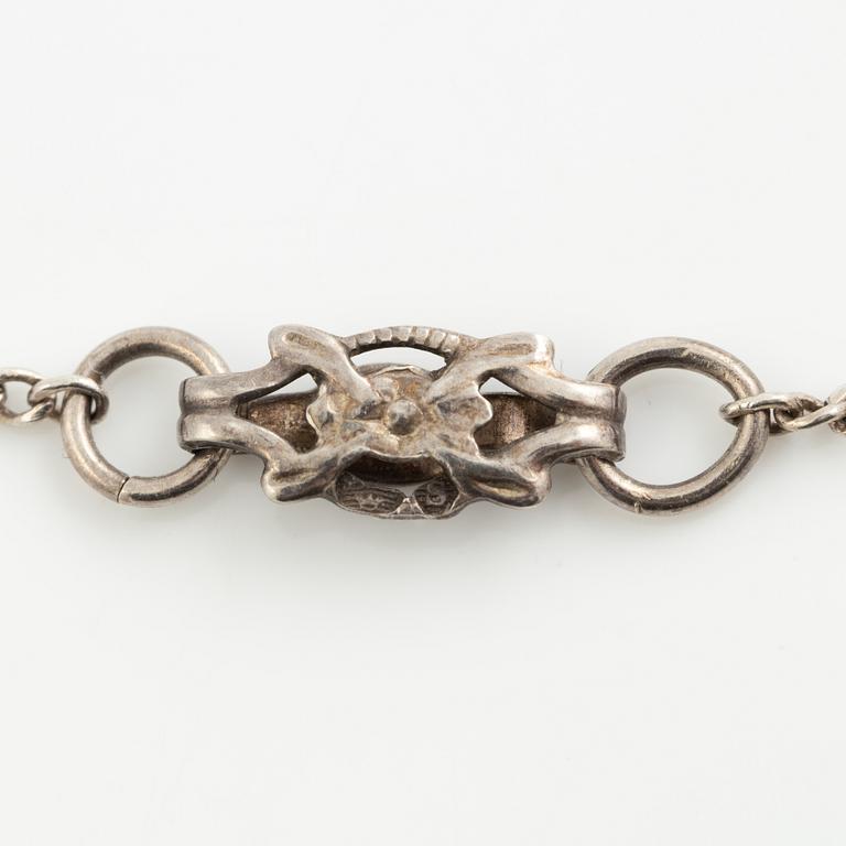 Hänge med smaragdslipad akvamarin och åttkantalsliapade diamanter, med kedja silver.