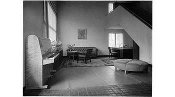 Kurt von Schmalensee, skrivbord samt karmstol, utförda av AB David Blomberg för Stockholmsutställningen 1930.
