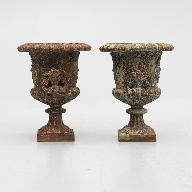 A pair of garden urns, 20th century.