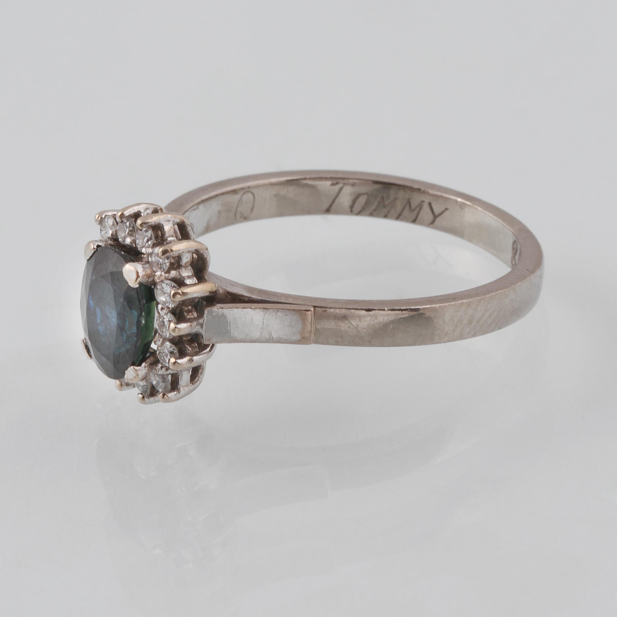 RING, 18K vitguld med fasettslipad blå safir samt briljantslipade diamanter, 0.55 ct, Engelska stämplar. Vikt 5,1 gram.
