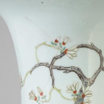 An early 20th century late Qing dynasty porcelaine floor vase.