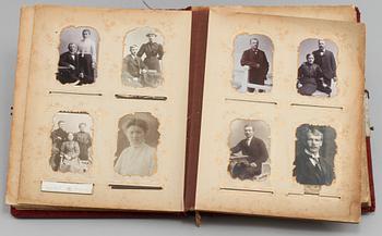 FOTOALBUM med SPELDOSA, troligtvis Adolf Backs Ateljè, Göteborg, sekelskiftet 1800/1900.