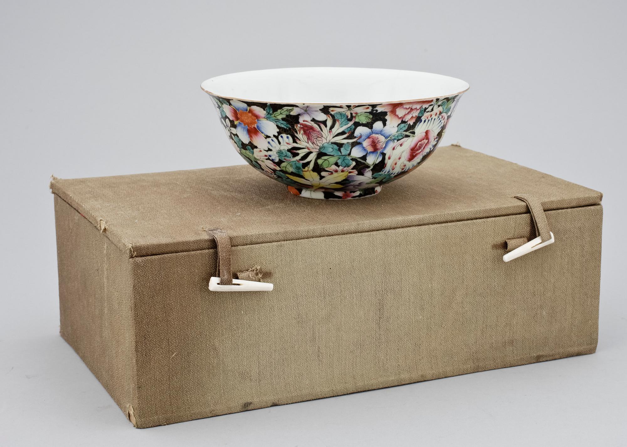 SKÅL, porslin, Qianlong, Kina, 1700-tal. Undertill märkt.