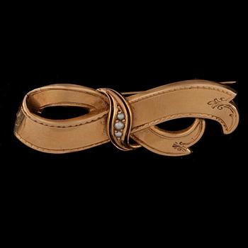 BROSCH, 18K guld, tre små pärlor, svenska stämplar BH 1907. Vikt 2,8 g.