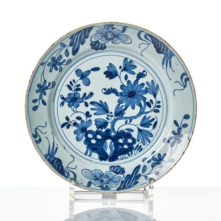 Tallrikar, tre stycken, fajans. Holland, 1700-tal.