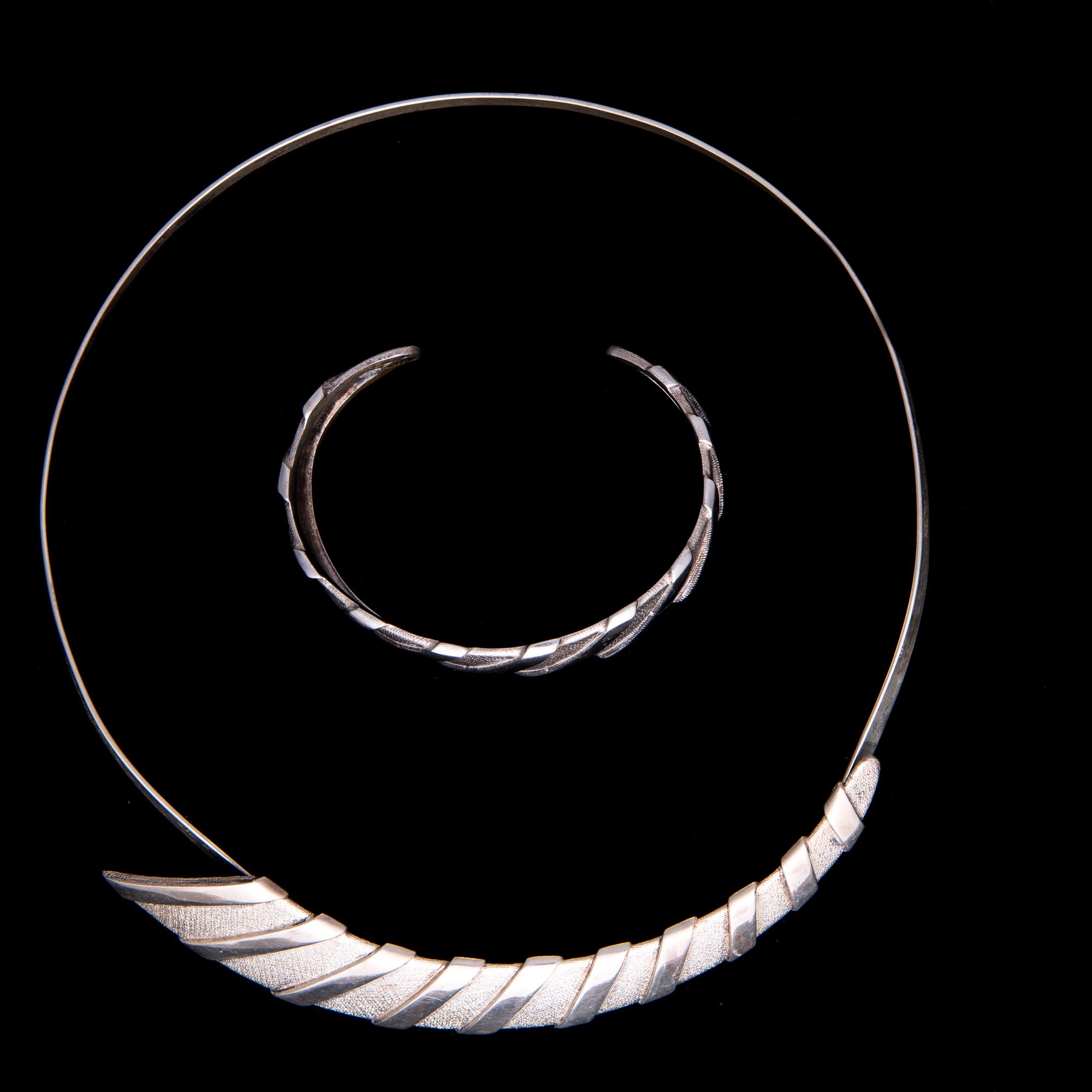 HALSSMYCKE och ARMRING, silver. Jussi Jyvälahti 1989.