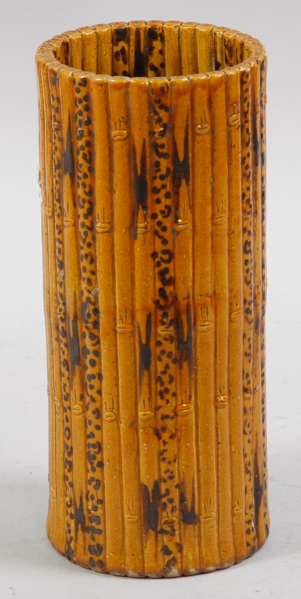 PENSELVAS, keramik. Kina. 1800/1900-tal.