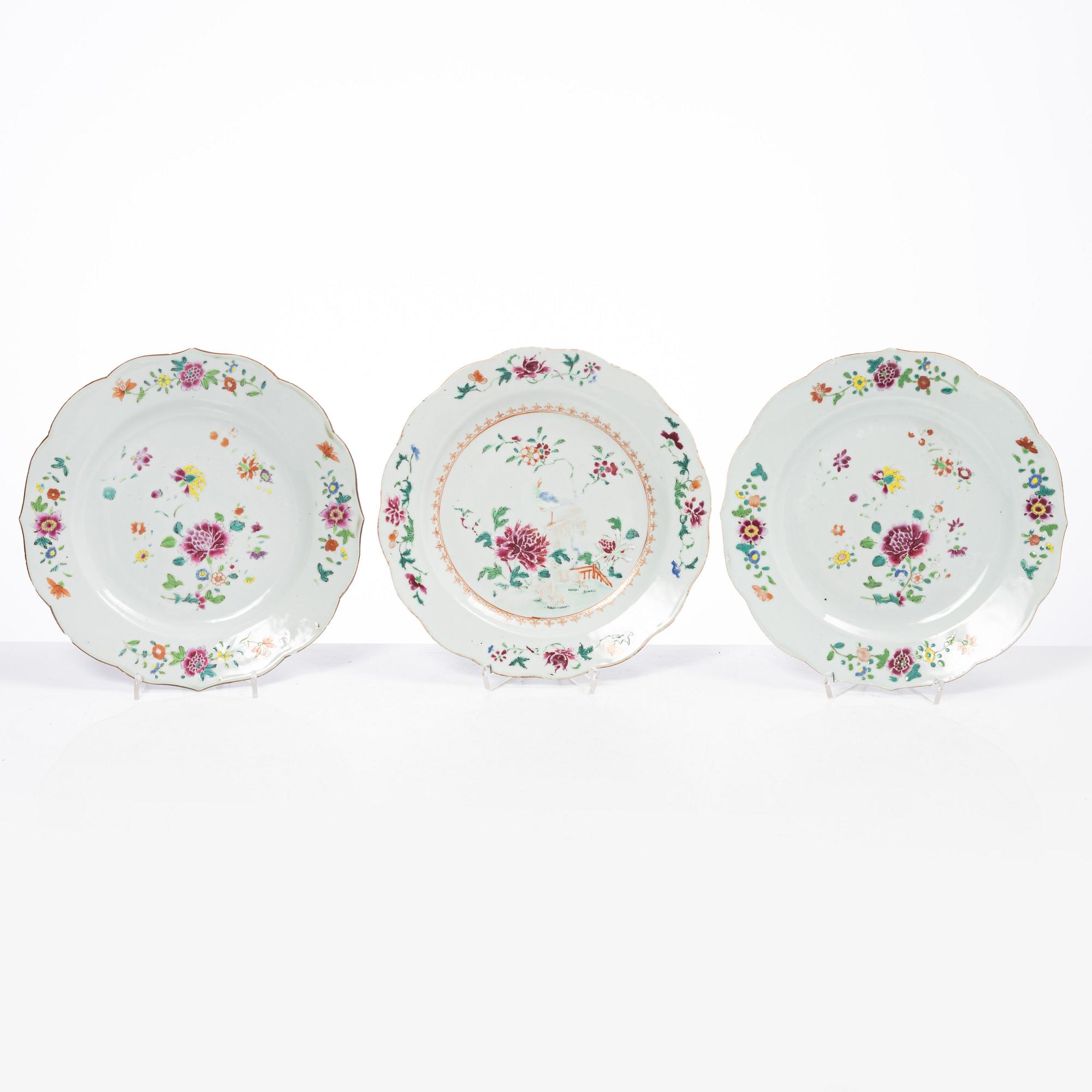 A group of five Chinese export porcelain famille rose plates, Qing dynasty, Qianlong (1736-95).