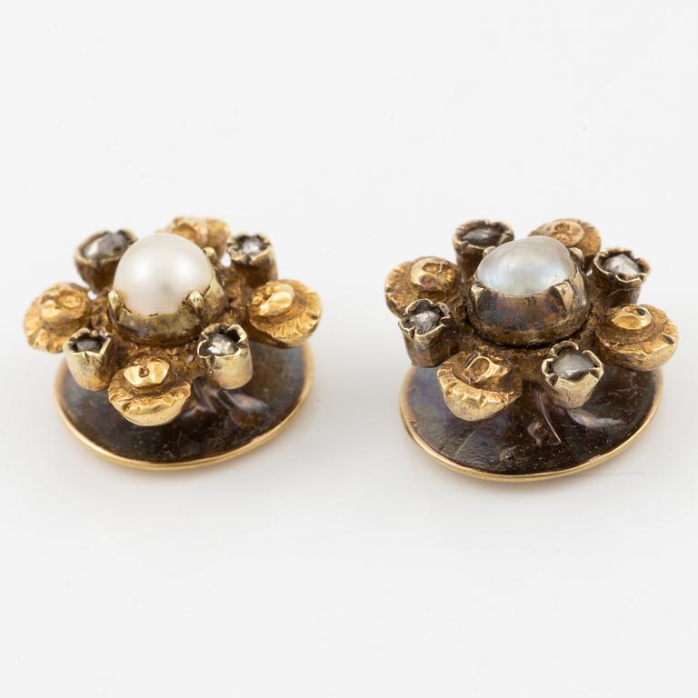 A pair of shirt buttons in 18K gold with pearls and rose-cut diamonds.