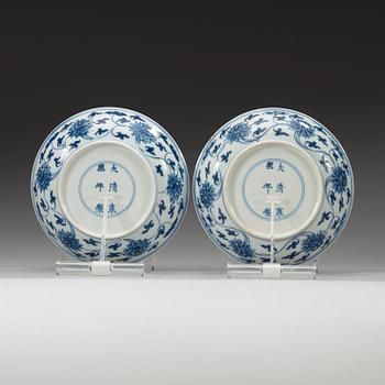 SKÅLFAT, ett par, porslin. Qing dynastin (1644-1912) med Kangxis sex karaktärers märke.