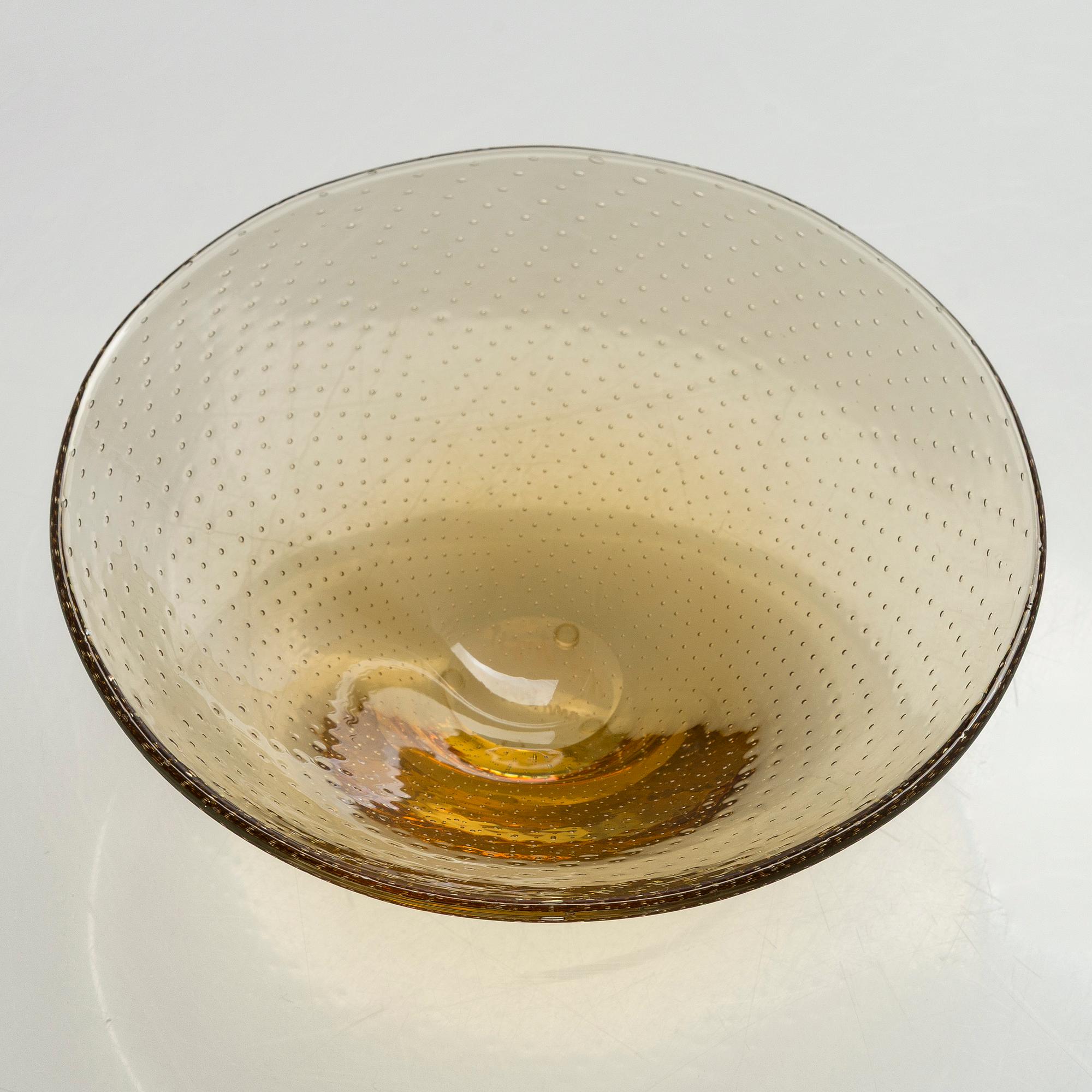 Gunnel Nyman, A glass bowl, model 'GN 11', signed G. Nyman Nuutajärvi Notsjö. Unclear dating.