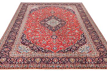 A Kashan carpet, c. 401 x 292 cm.