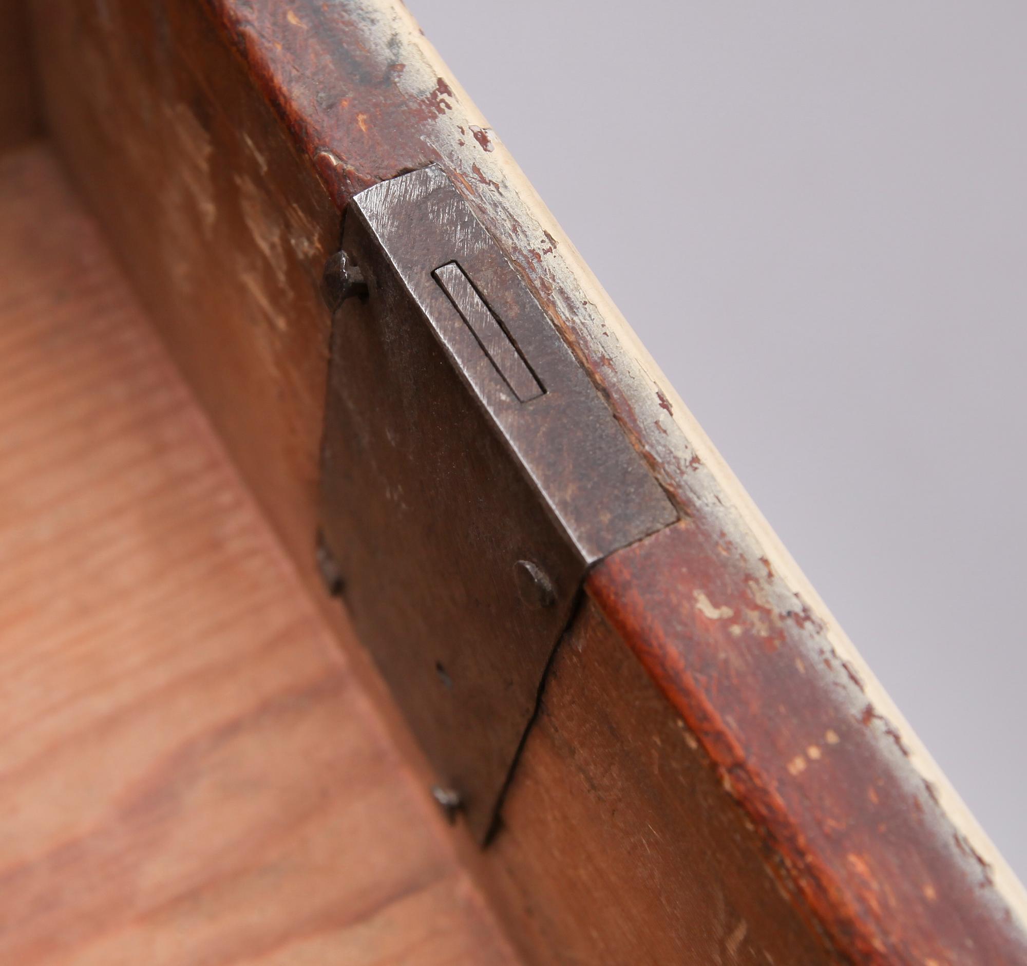 BYRÅ, sengustaviansk, omkring år 1800.