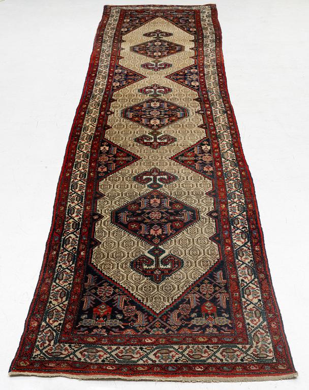 A runner carpetorient, 480 x 103 cm.