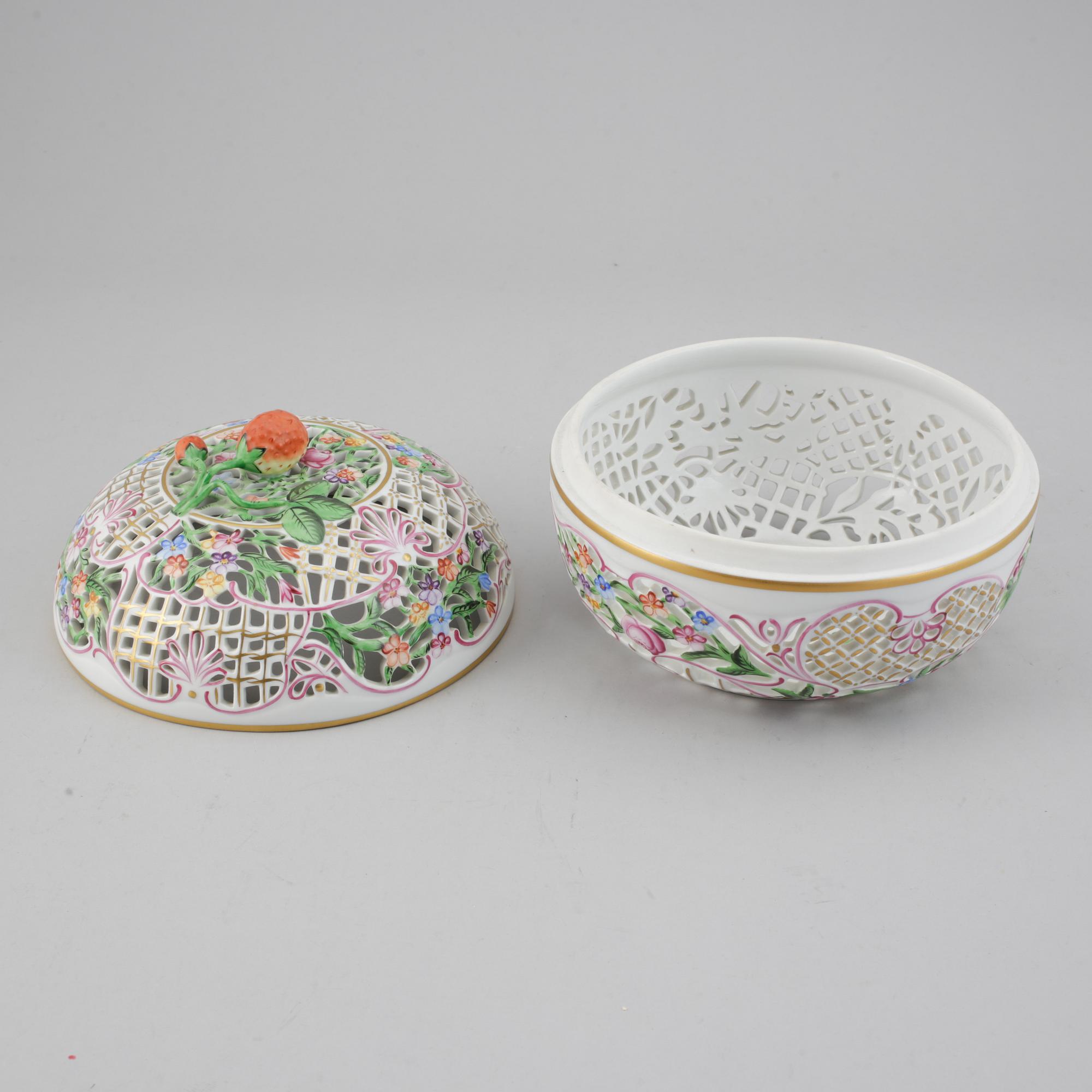 A Herend porcelain bowl with cover, Hungary, 20th century.