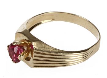 RING, 18k guld med röd sten.