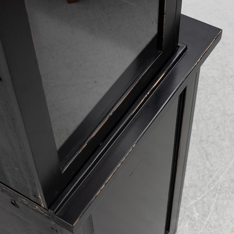 Vitrinskåp, Newport, samtida.