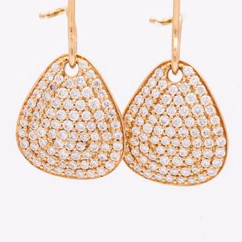 Efva Attling earrings 18K gold with brilliant-cut diamonds 0,64 ct in total inscribed, height approx 4 cm, hook fitting.