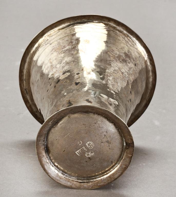 BÄGARE, 2 st, silver, Lars Larsson Bjugg, Jönköping, 1765 samt Anders Engelfelt, Kalmar (1806-1845). Vikt 158 gram.
