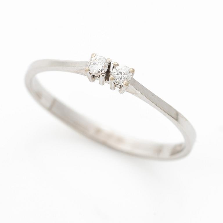 18K white gold ring with two brilliant-cut diamonds.