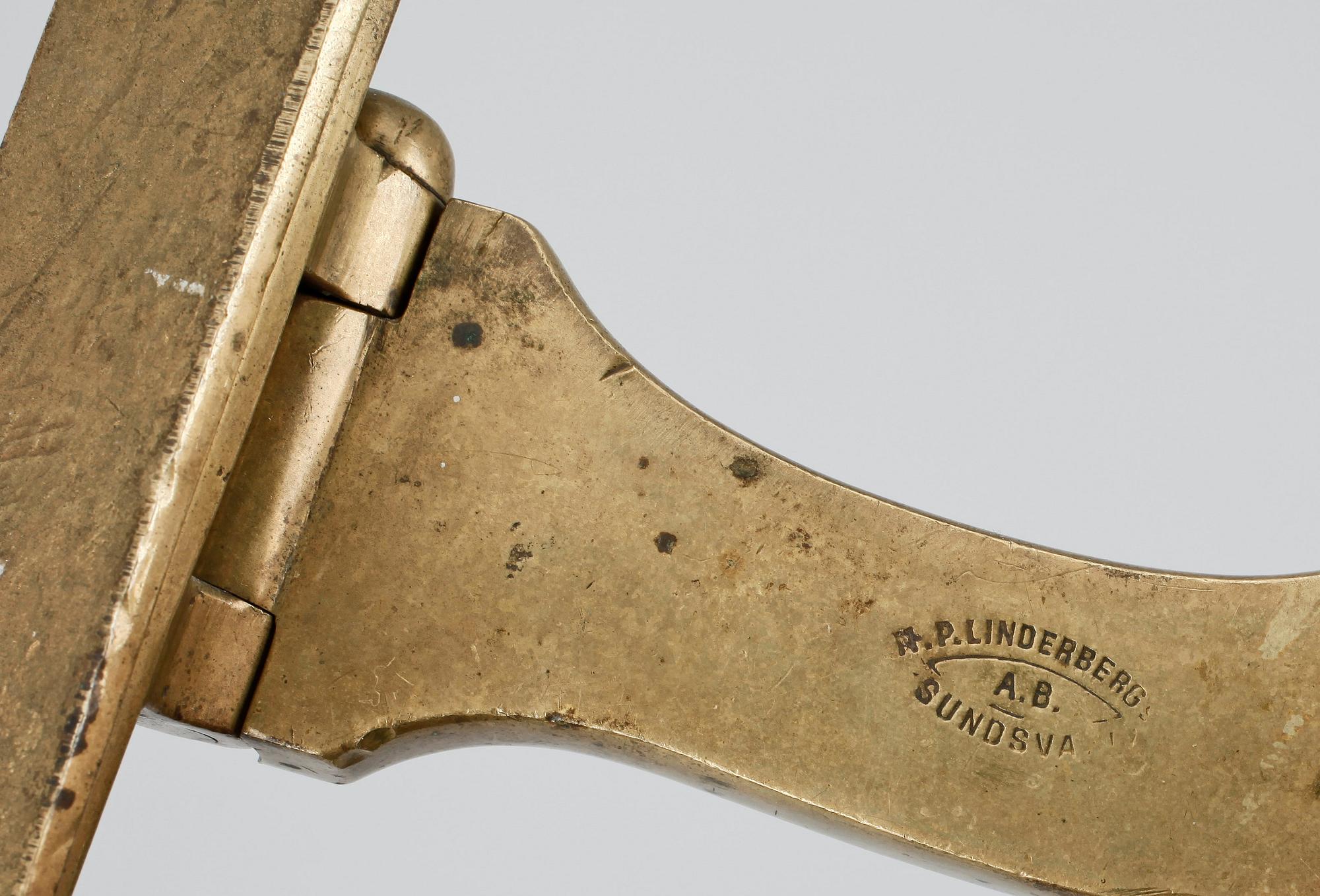 KLÄDHÄNGARE, två st, mässing, N.P Lindebergs, Sundsvall, samt Johan Svengren, Eskilstuna, omkring 1900.