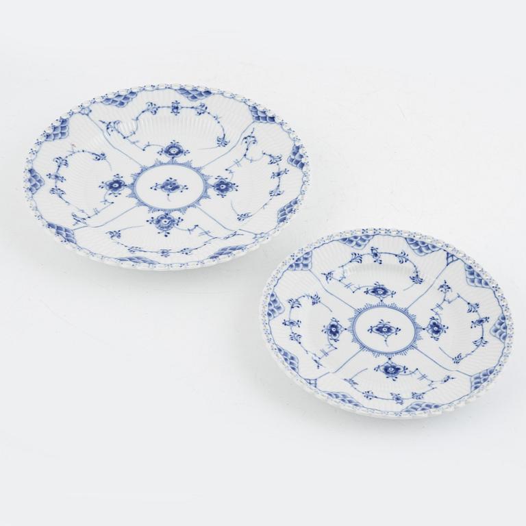 Mat-och kaffeservis, 73 delar, porslin, "Musselmalet" helblonde, Royal Copenhagen, Danmark.