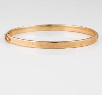 ARMRING, 18K guld, otydligt stämplar. Vikt 8,3 gram.