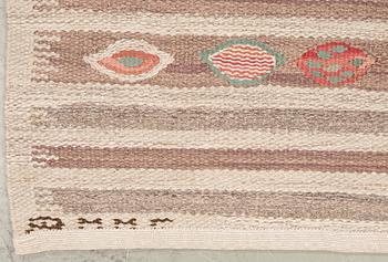 RUG. "Åkerbär, ljus". Tapestry weave. 245,5 x 170,5 cm. Signed AB MMF BN.
