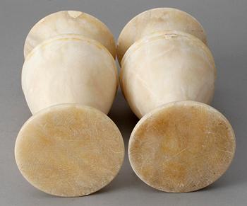 URNOR, ett par, alabaster, 1900-tal.