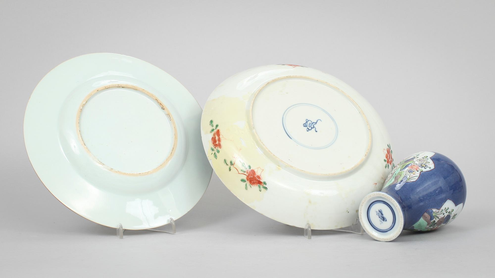 TALLRIKAR, 2 st och VAS, porslin, Kina, Kangxi resp Kangxistil, 1700- och 1900-tal.
