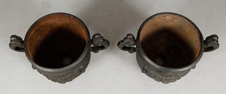 TRÄDGÅRDSURNOR, 1 par, gjutjärn, Klafreströms Bruk, 1900-talets mitt.