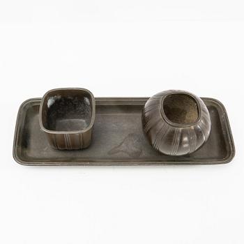 Just Andersen, vaser och bricka, 3 dlr, Danmark, 1900-talets första hälft.