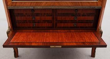 VITRINSKÅP, gustaviansk stil, 1900-talets mitt.