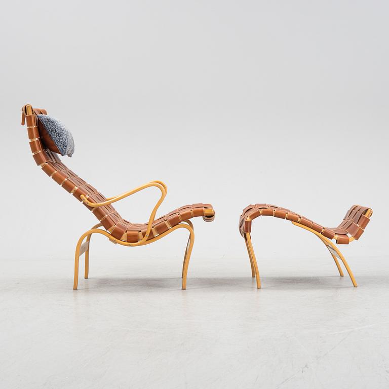 Bruno Mathsson, fåtölj med fotpall, "Pernilla", Firma Karl Mathsson, daterad 1962.