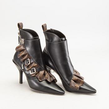 LOUIS VUITTON, ankle boots, Janet, monogram and black leather, original box, dustbags and invoice, storlek 39.