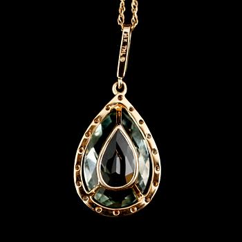 COLLIER, 14 k guld och vitguld, hänge med diamanter och grön droppformad ametist.