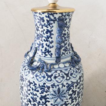Bordslampa Kina 1900-tal porslin.