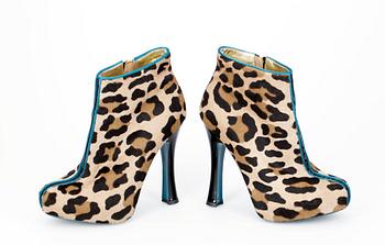 679. A pair of leopard patterned ancle boots by Dsquared.