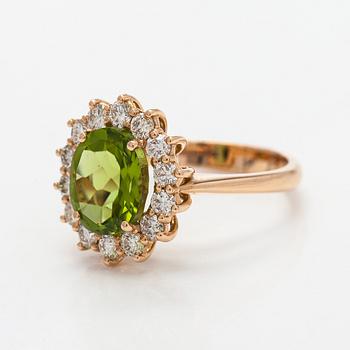 Ring, faceted peridot, diamonds, 18K gold.