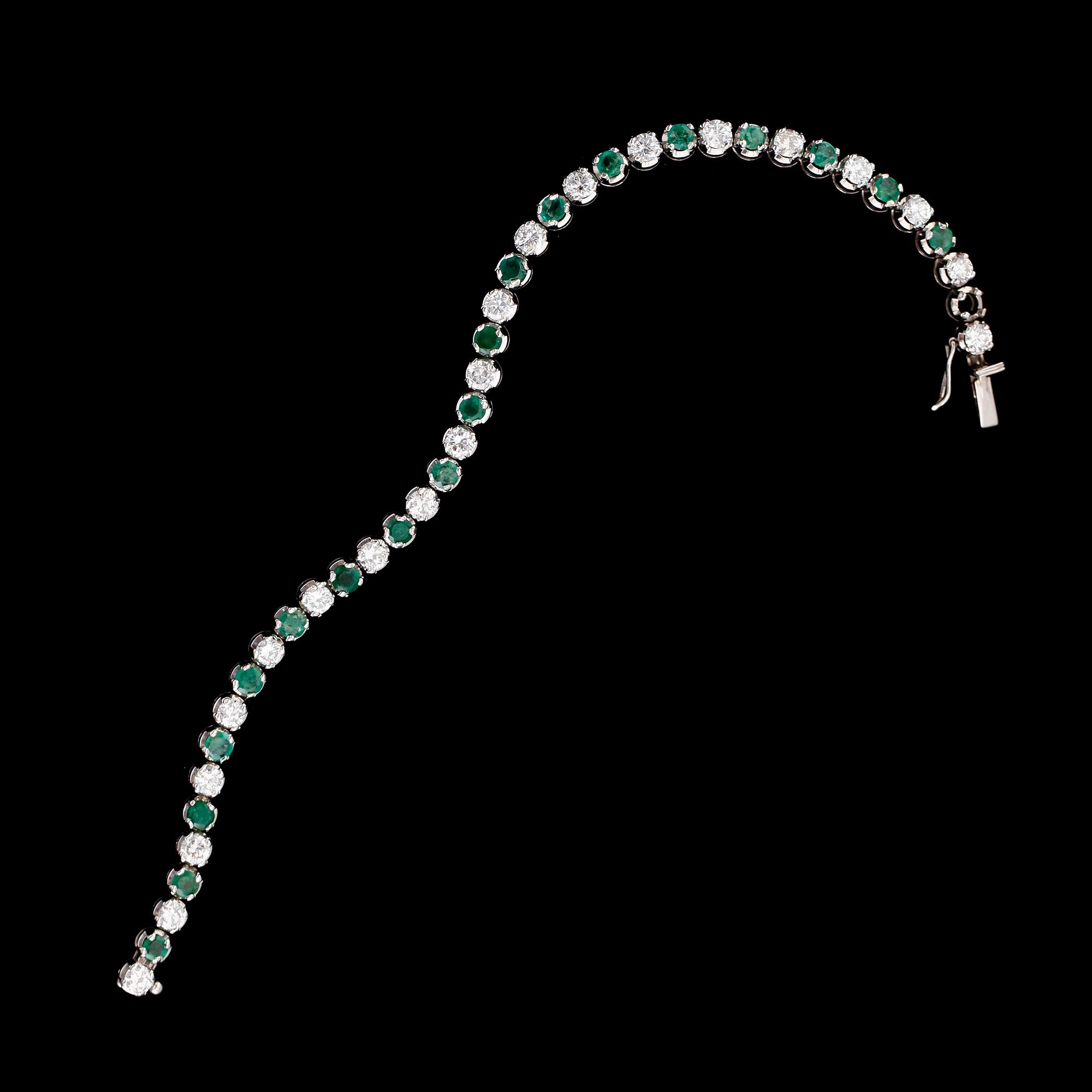 ARMBAND, sk Rivière, 14 k vitguld, 21 briljantslipade diamanter tot ca 2.52 ct och smaragder. Vikt ca 13 g.