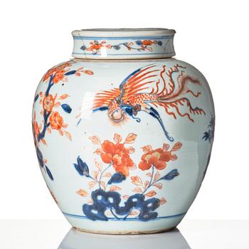 An imari jar with cover, Qing dynasty, Kangxi (1662-1722).