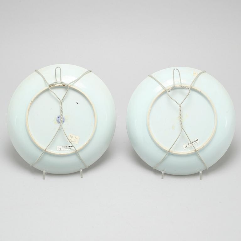 A pair of chinese porcelian plates from the 18th century.