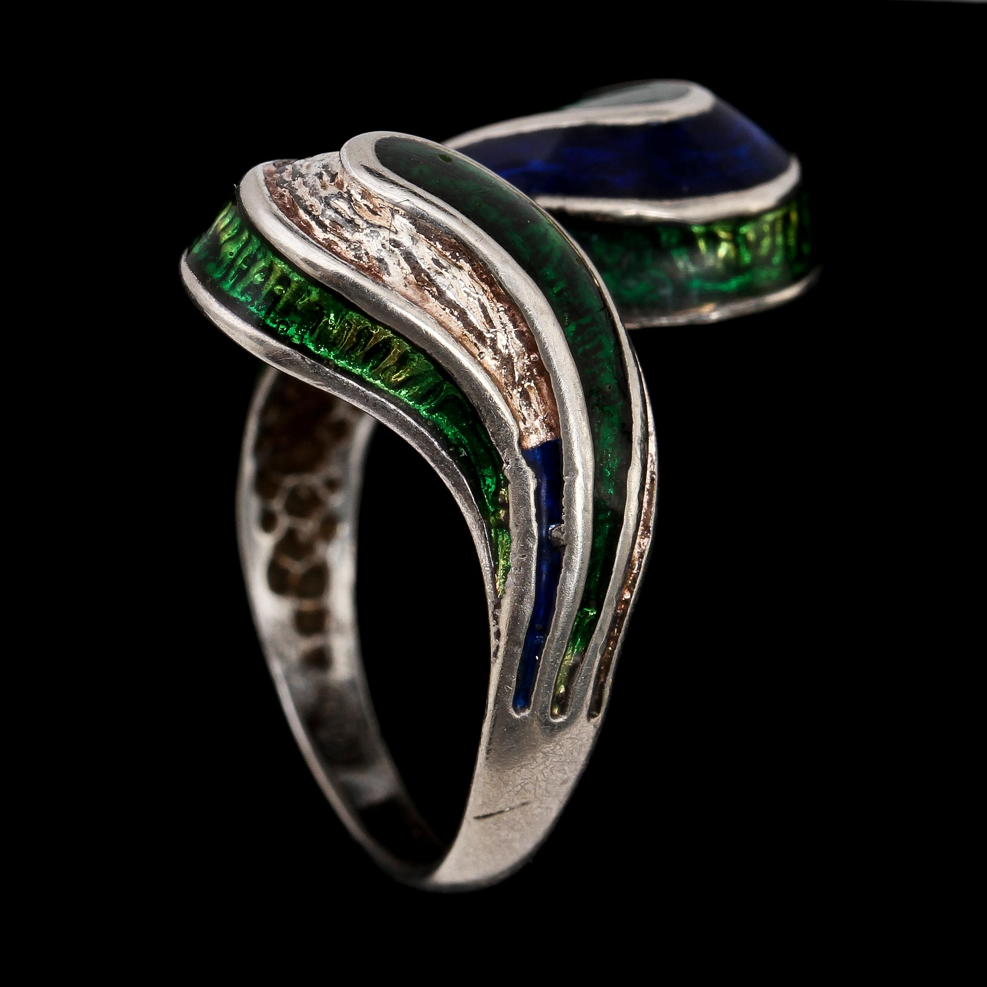 RING, silver och emalj, 1900-talets senare hälft. Vikt 4 g.