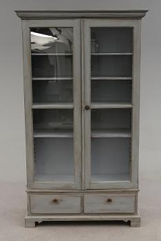 VITRINSKÅP, omkring år 1900.