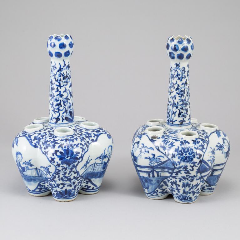 Two blue and white tulip porcelaine vase, China, 20th ct.